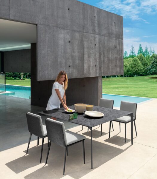 Leaf 150×150 dining table 0