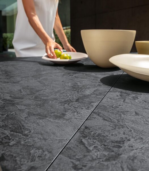 Leaf 150×150 dining table 1