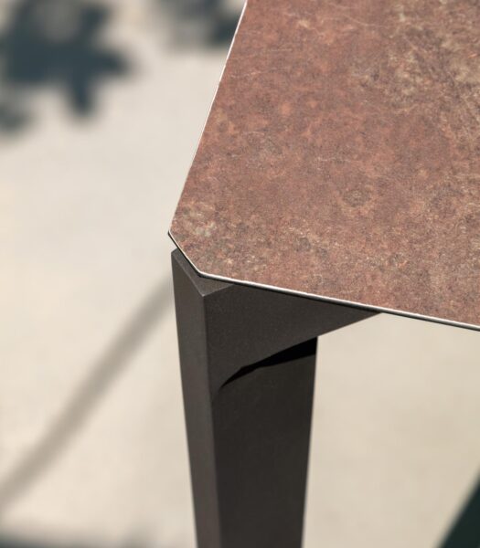 Leaf 150×150 dining table 4